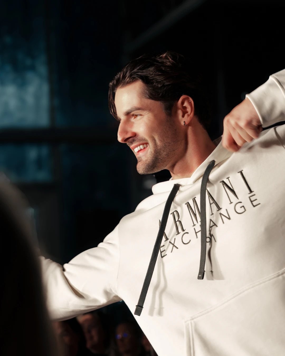 Model im weißen Hoodie auf dem Laufsteg der Herbstmodenschau