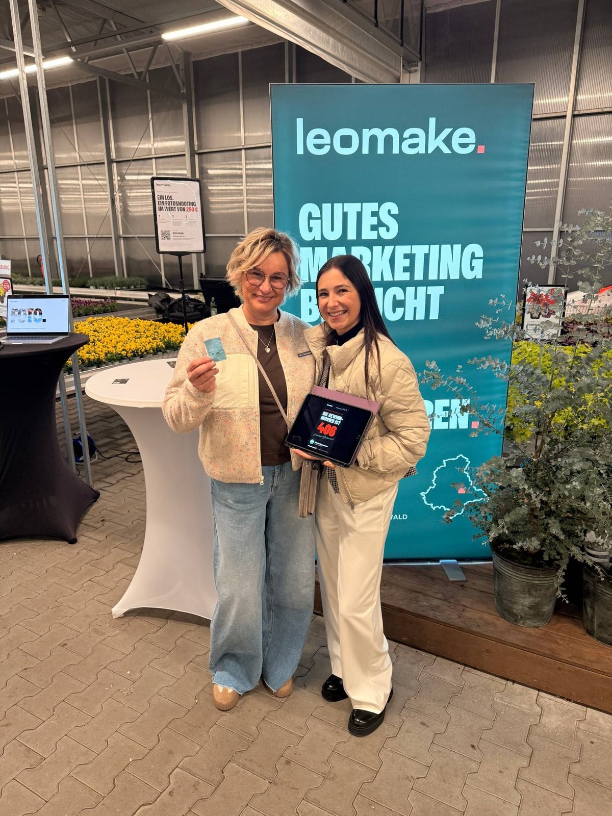 Die Gewinnerin der Verlosung mit dem Los 406 am Stand von leomake