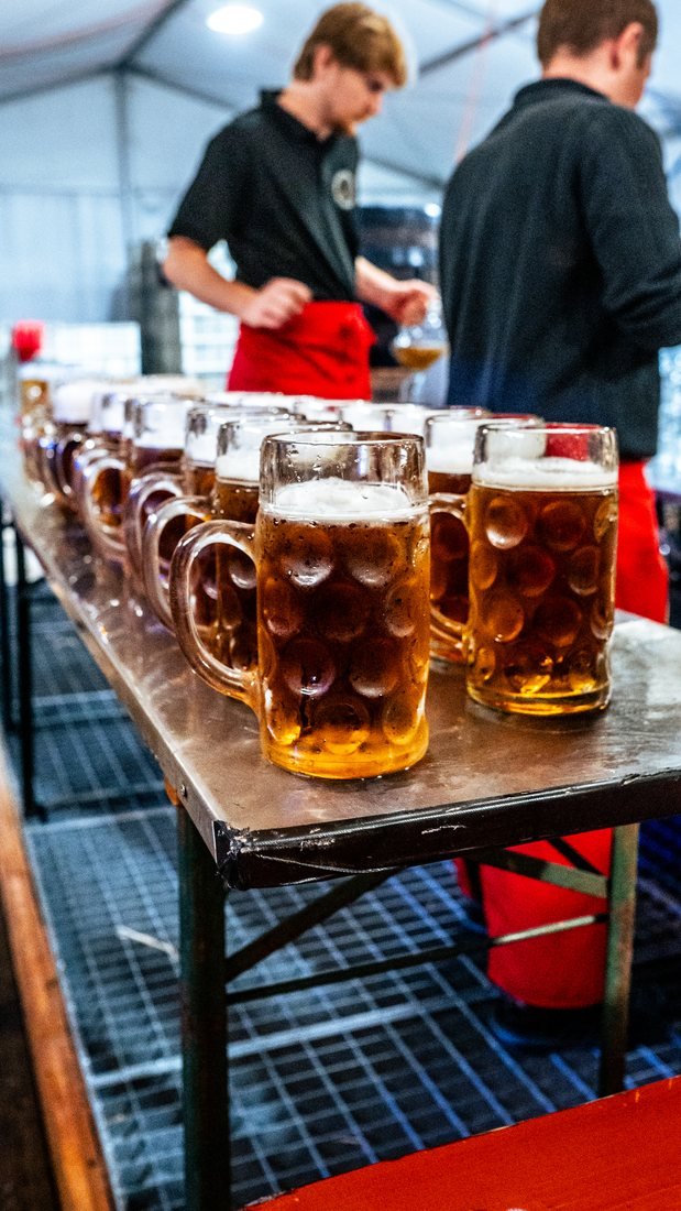 Maßkrüge am Ausschank eines Festes