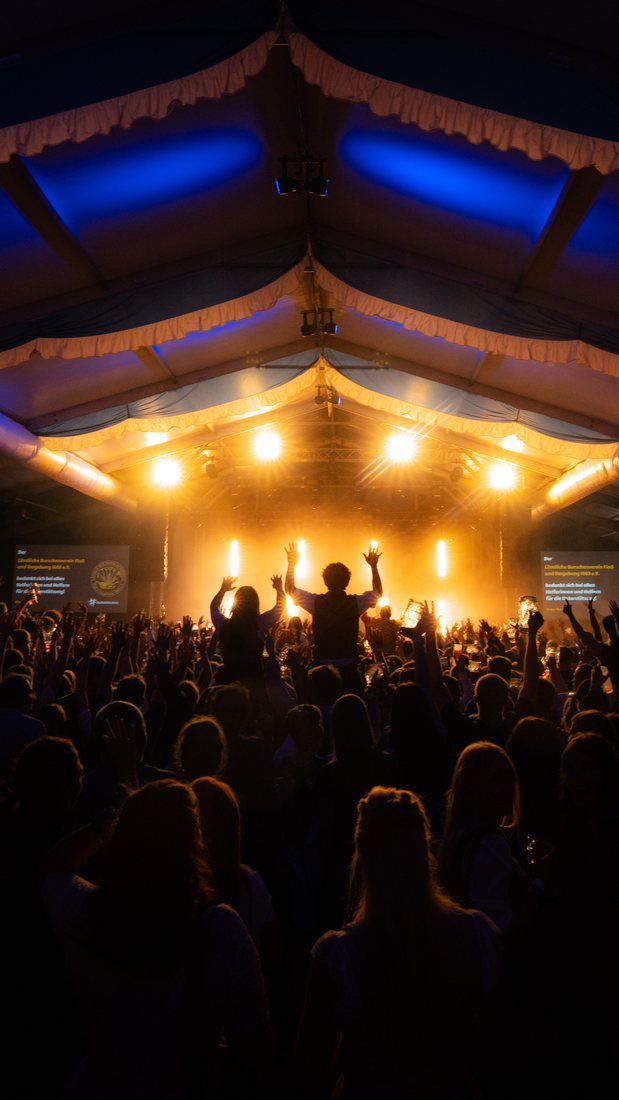 Bühne und Publikum im Festzelt