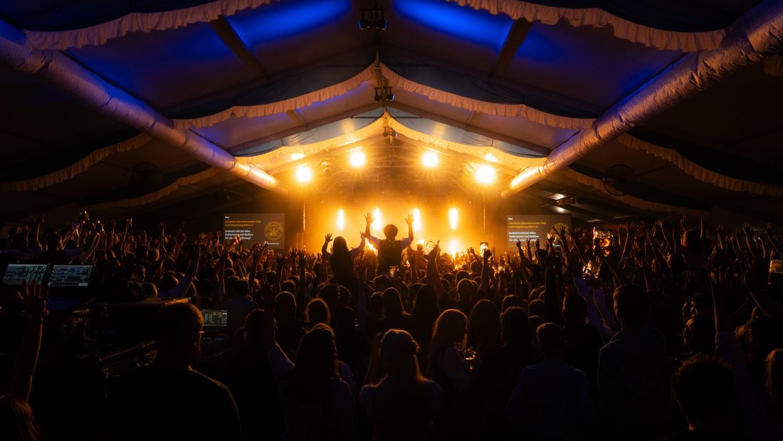 Festzelt mit Publikum und Bühnenlicht
