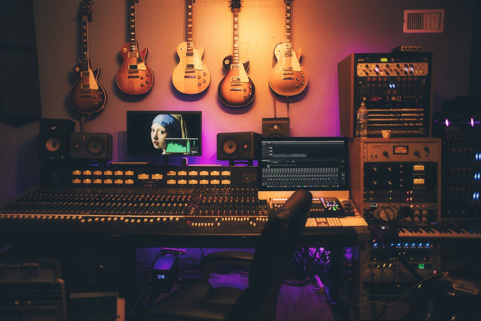 Streaming & Daten im Podcast-Studio von leomake