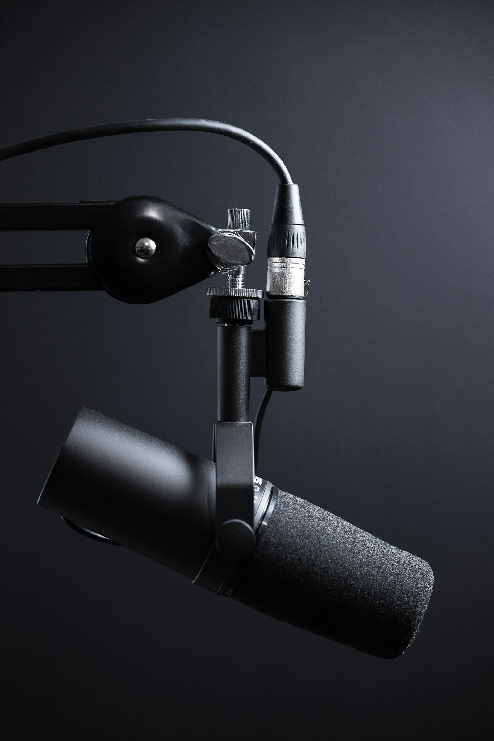 Professionelles Broadcast-Mikrofon im Studio